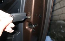 шпингалет на дверях авто