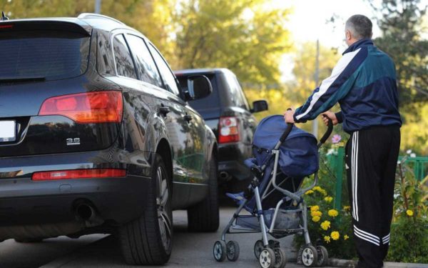 авто на тротуаре