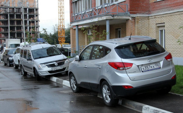 За парковку автомобиля у своего дома теперь можно получить штраф