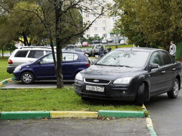 За парковку автомобиля у своего дома теперь можно получить штраф