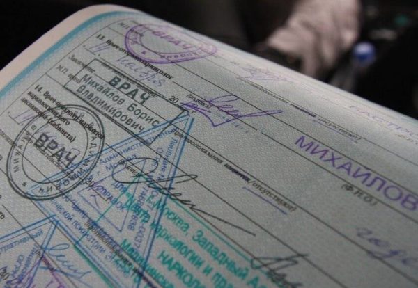 Новое требование сотрудника ГИБДД показать медсправку: как ответить правильно
