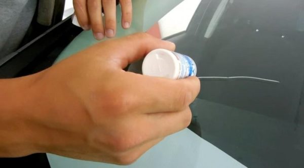 Как заклеить трещину на стекле автомобиля самостоятельно