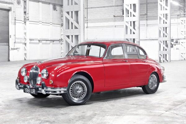 Редчайший Jaguar 60-х годов обнаружили в старом сарае