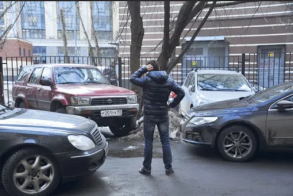 Машину заблокировала другая машина во дворе