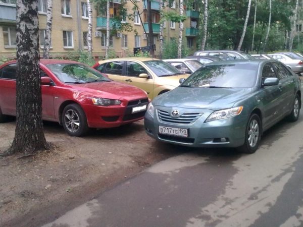 Машину заблокировала другая машина во дворе