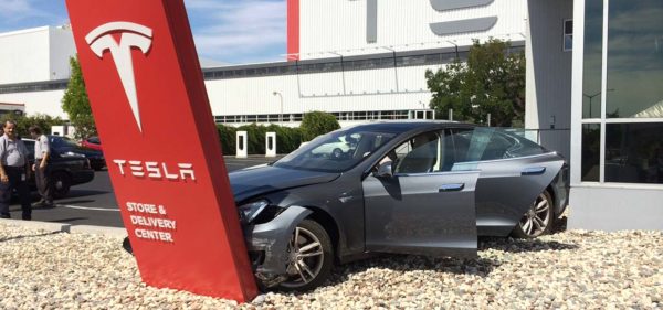 Как работает и ошибается автопилот Tesla?