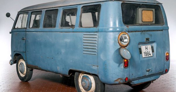Легендарный минивэн Volkswagen T1 1953 года с полицейским радаром