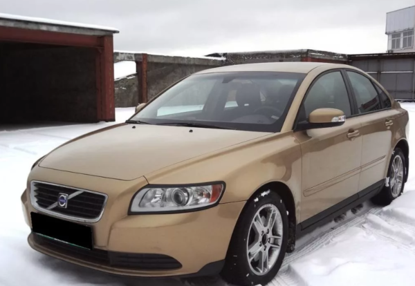 Volvo S40 золотистого цвета