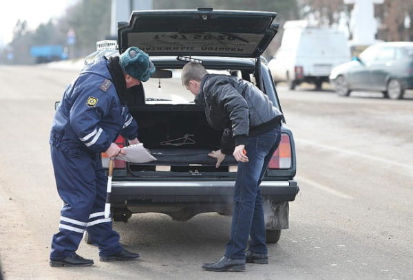 Положил в багажник - штраф: что нельзя перевозить в машине