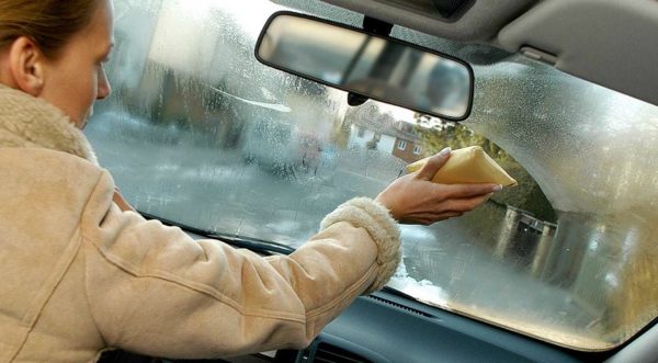 4 полезных способа применения спирта в авто зимой