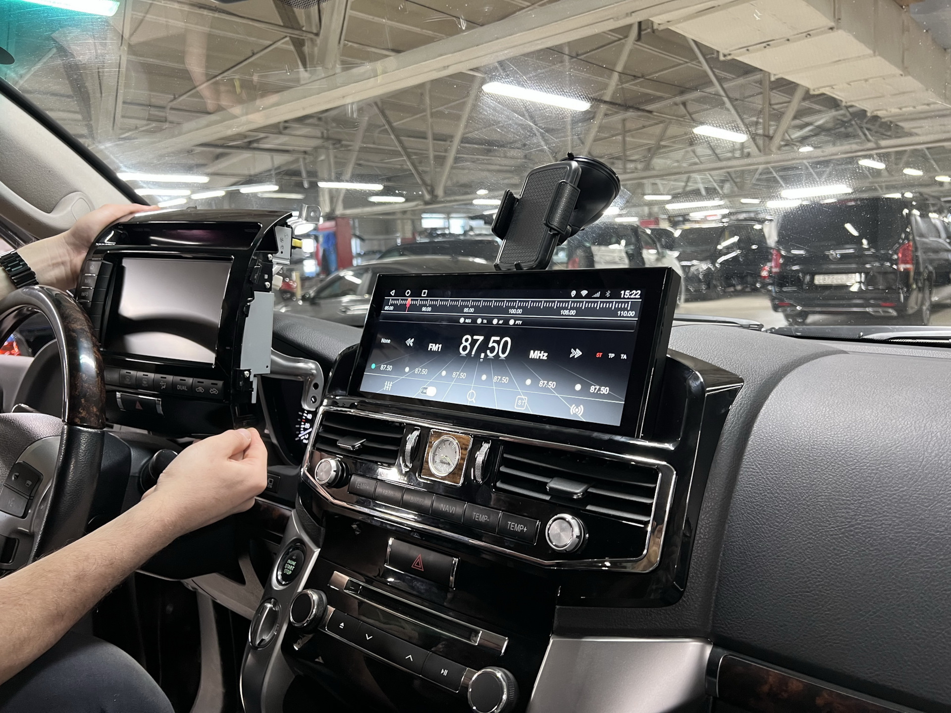 Оригинальный комплектация на навигатор Toyota TLC 200 в заводской оснастке